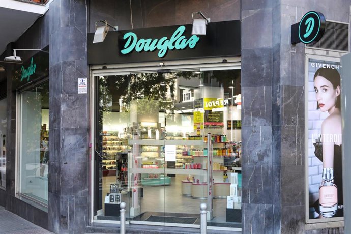 Archivo - Escaparate de la tienda  Douglas situada en Madrid