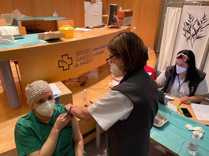 El Sergas inicia la administración de la segunda dosis de la vacuna a profesionales sanitarios
