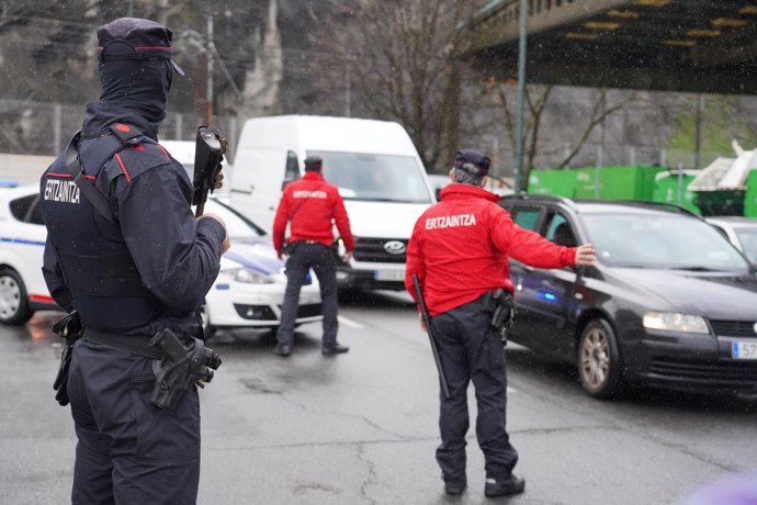 Varios agentes de la Ertzaintza dan el alto en un control en Bilbao, Euskadi 