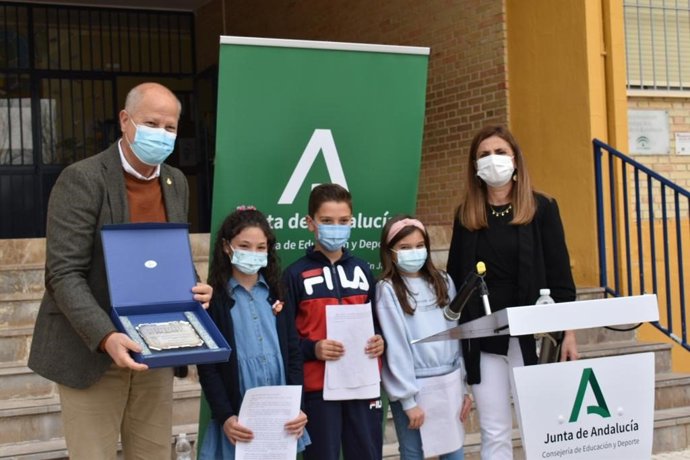 Imbroda, en el colegio Juan Carlos I, de Porcuna.