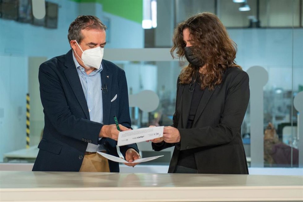El administrador único de RTVC, Francisco Moreno, y la directora del Instituto de Igualdad, Kika Fumero, en la firma de un convenio