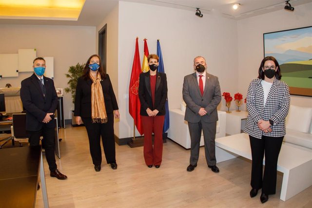 Vicente Pigueiras (delegado de la AVT en Navarra), Maite Araluce (presidenta de la AVT ), la Presidenta Chivite, Miguel Folguera (consejero de la AVT) y Carmen Ladrón de Guevara (abogada de la asociación)