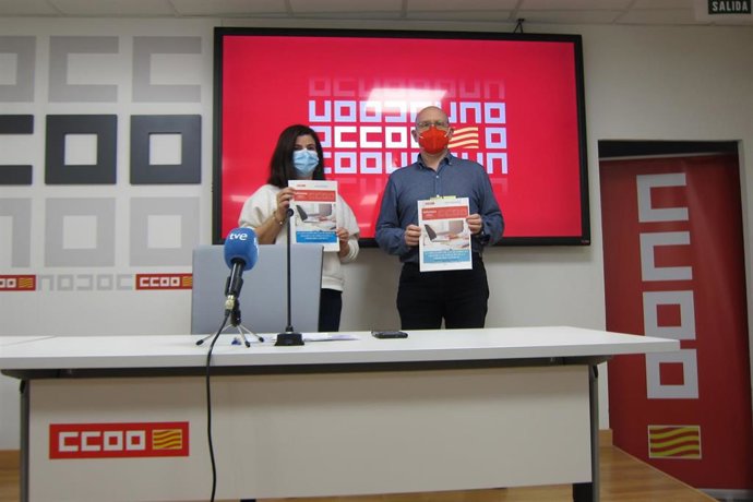 Elena Pérez y Manuel Pina en la presentación del informe del sindicato sobre la situación de la mujer en el mercado laboral.