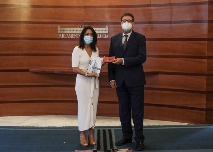 Archivo - La presidenta del Parlamento de Andalucía, Marta Bosquet, recibe el informe de la Cuenta General de 2018 de la Junta de Andalucía del presidente de la Cámara de Cuentas de Andalucía, Antonio López. (Foto de archivo).
