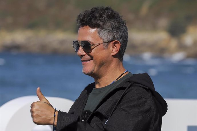 Archivo - El cantante Alejandro Sanz posa en el photocall de la película  El verano que vivimos en el Festival de San Sebastián. En San Sebastián, País Vasco, (España), a 20 de septiembre de 2020. 