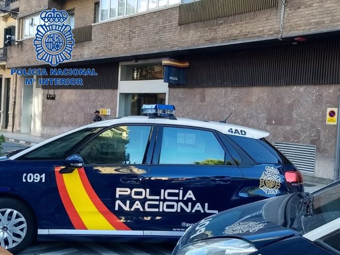 Vehículo de la Policía Nacional frente a la jefatura de Pamplona.
