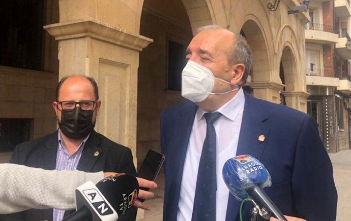 El presidente de la Diputación de Teruel, Manuel Rando, atiende a los medios.