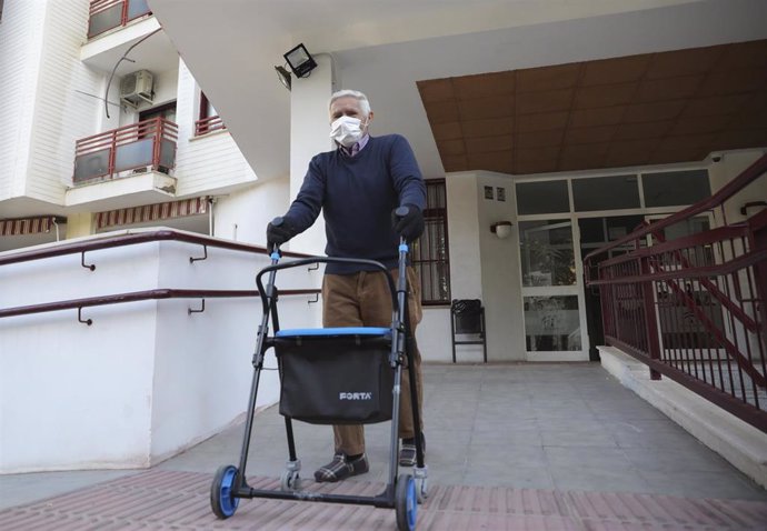 Un anciano sale de un centro residencial para mayores, en Sevilla, (Andalucía, España), a 16 de febrero de 2021.