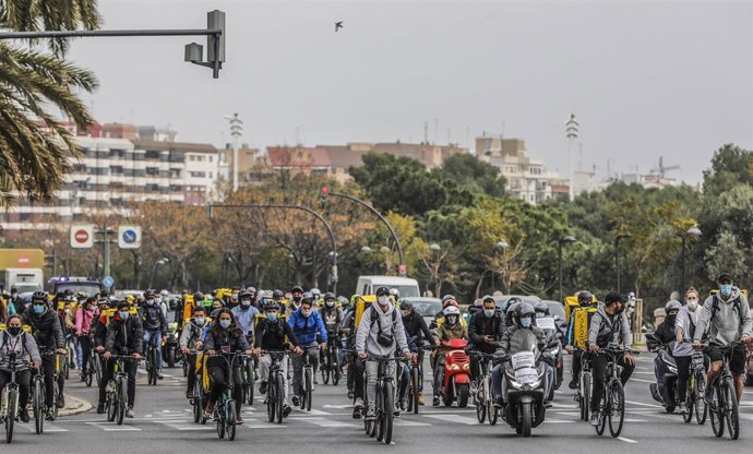 Los 'riders' protestan en las calles de Valncia