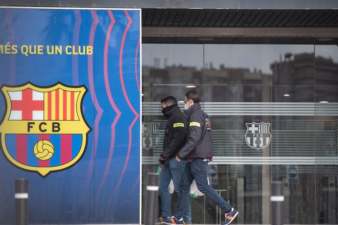 Dso personas entran por una de las puertas del Camp Nou, Barcelona, Catalunya (España), a 1 de marzo de 2021. Agentes del Área Central de Delitos Económicos de la División de Investigación Criminal de los Mossos d'Esquadra están registrando durante la m