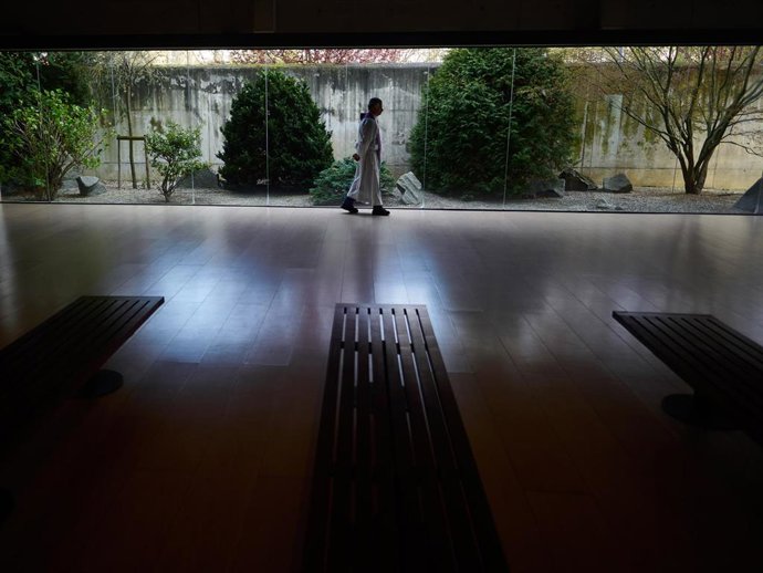 Archivo - Un sacerdote en el cementerio Municipal de San José en Pamplona (Navarra).