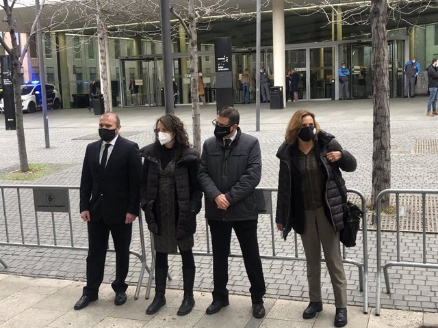 Diversos membres de la Sindicatura Electoral de l'1-O encausats a les portes de la Ciutat de la Justícia de Barcelona el 3 de març del 2021.