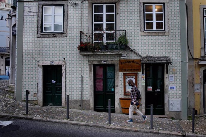 Una mujer con mascarilla pasea en Lisboa