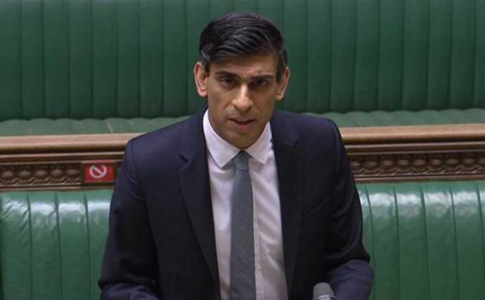 Una captura de pantalla muestra al ministro de Hacienda de Reino Unido, Rishi Sunak, presentando el presupuesto de 2021 en la Cámara de los comunes.
