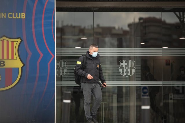 Un agent de seguretat a una de les portes del Camp Nou a Barcelona. Catalunya (Espanya), 1 de març del 2021.
