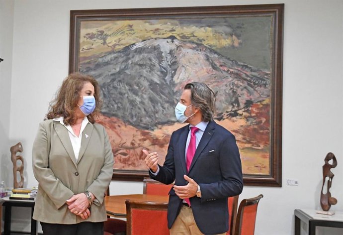 La diputada de la Asamblea de Madrid Carla Antonelli y el presidente del Parlamento de Canarias, Gustavo Matos