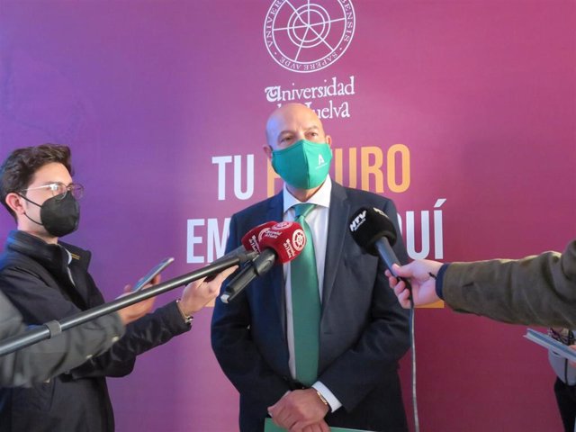 El director general de Universidades de la Consejería de Transformación Económica, Industria, Conocimiento y Universidades, Juan José García Machado.