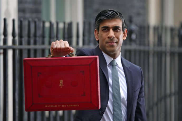 03 March 2021, United Kingdom, London: UK Chancellor of the Exchequer Rishi Sunak holds his red briefcase outside 11 Downing Street, before heading to the House of Commons to deliver the UK 2021 budget. Photo: Aaron Chown/PA Wire/dpa