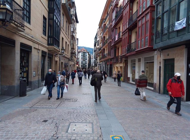 Ciudadanos pasean con sus compras por el Casco Viejo de Bilbao