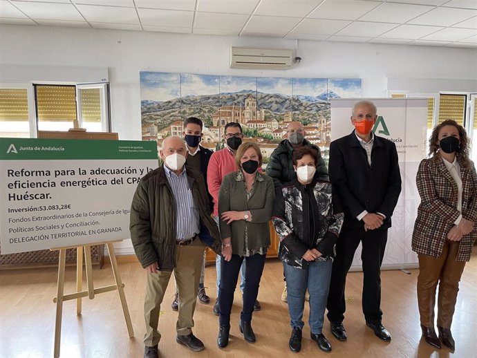 El delegado territorial de Igualdad, Manuel Montalvo, visita el Centro de Participación Activa de Huéscar (Granada)