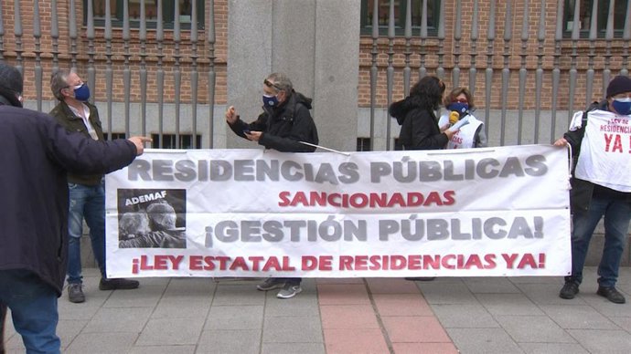Imágenes de la Marea de Residencias y la Asociación en Defensa de los Mayores en Residencias (ADEMAF) concentrados frente a la Consejería de Políticas Sociales de Madrid.