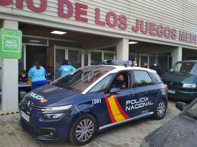 Coche patrulla en el centro de vacunación masiva del Palacio de los Juegos Mediterráneos