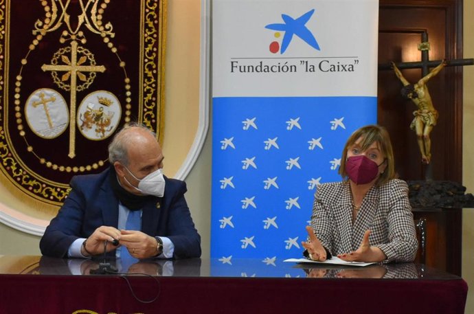 El presidente del Consejo de Hermandades de Cádiz con la directora de Caixabank en Andalucía