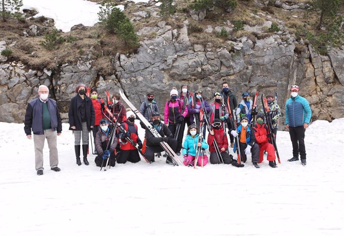 La consejera de Cultura y Deporte, Rebeca Esnaola (segunda por la izquierda), con los participantes en la XXVII Campaña Escolar de Esquí