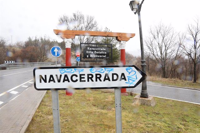 Archivo - Cártel indicativo de dirección de Navacerrada, en Madrid (España), a 25 de enero de 2021. La Comunidad de Madrid anunció el pasado viernes que desde hoy serían 56 zonas básicas de salud (ZBS) y 25 localidades de la región –una de ellas Becerril 