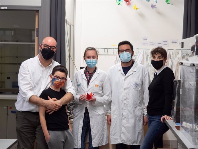 Sara Oliván e Iñaki Ochoa son investigadores, del grupo TME Lab del área de Ingeniería Biomédica, entre otros investigadores y su hijo.