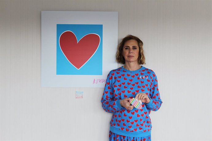 Agatha Ruiz de la Prada con uno de sus diseños.