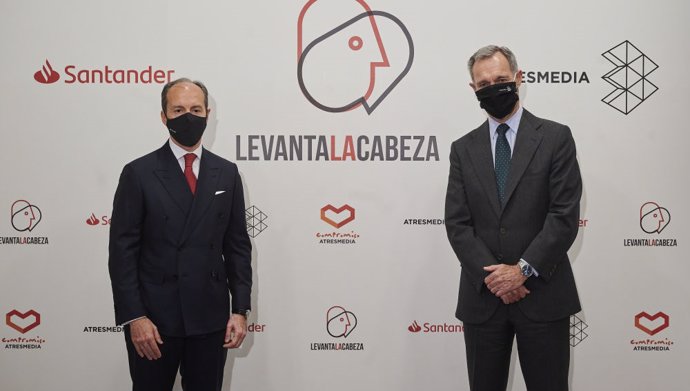 El consejero delegado de Santander España, Rami Aboukhair (izqda) y el consejero delegado de Atresmedia, Silvio González (dcha)  en la sede de Atresmedia para renovar el compromiso LEVANTA LA CABEZA