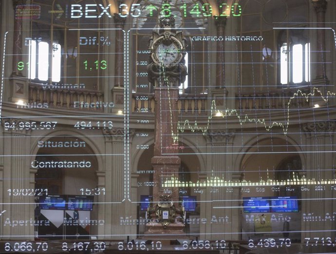 Valores económicos en el Palacio de la Bolsa de Madrid (España), a 19 de febrero de 2021. El Ibex 35 experimentaba un alza del 0,7% en la media sesión de este viernes, lo que llevaba al selectivo a situarse en los 8.114,6 enteros a las 12.01 horas, en u