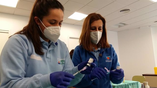 Enfermeras de la Zona Básica de Salud de Aracena (Huelva) preparan dosis de la vacuna AstraZeneca.