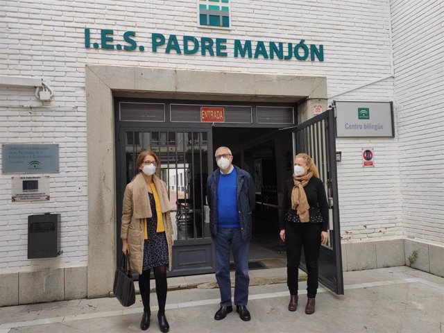 La delegada de Educación y Deporte de la Junta en Granada, Ana Berrocal, visita el IES Padre Manjón