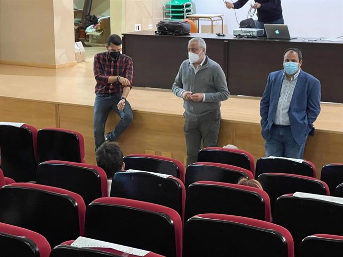 El presidente de la Diputación de Cáceres en la reunión en Valverde del Fresno.