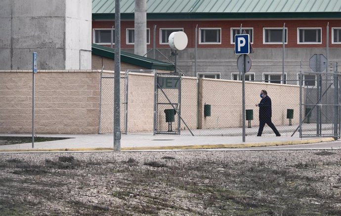 El abogado del excomisario José Manuel Villarejo, Antonio José García Cabrera, se dirige a la cárcel de Extremera, en Madrid (España), a 3 de marzo de 2021. El juez de la Audiencia Nacional Manuel García Castellón, que instruye el caso 'Tándem', ha acor