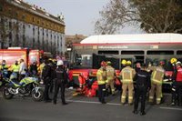 Sucesos.-AMP.-Heridos graves un motorista y su acompañante tras colisionar contra un coche y un autobús