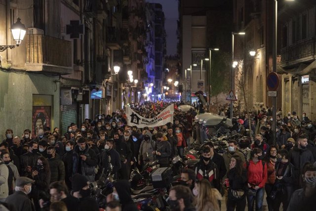 Disturbios y destrozos tras la manifestación en defensa de la libertad de Pablo Hasél y los derechos sociales tras 12 días de protestas, en Barcelona (España), a 27 de febrero de 2021.