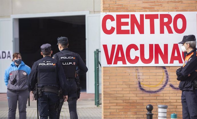 Policías nacionales acceden al centro de vacunación habilitado en los Bermejales, donde recibirán la primera dosis de la vacuna Astrazeneca contra la Covid-19. En Sevilla (Andalucía, España), a 03 de marzo de 2021.