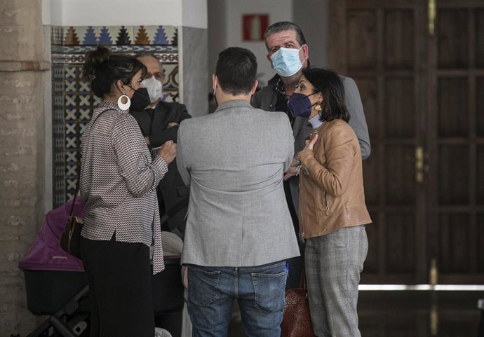 Los diputados no adscritos, Teresa Rodríguez (i) y Nacho Molina (2d), conversa con la presidenta del Parlamento de Andalucía, Marta Bosquet (d), en una foto de archivo.