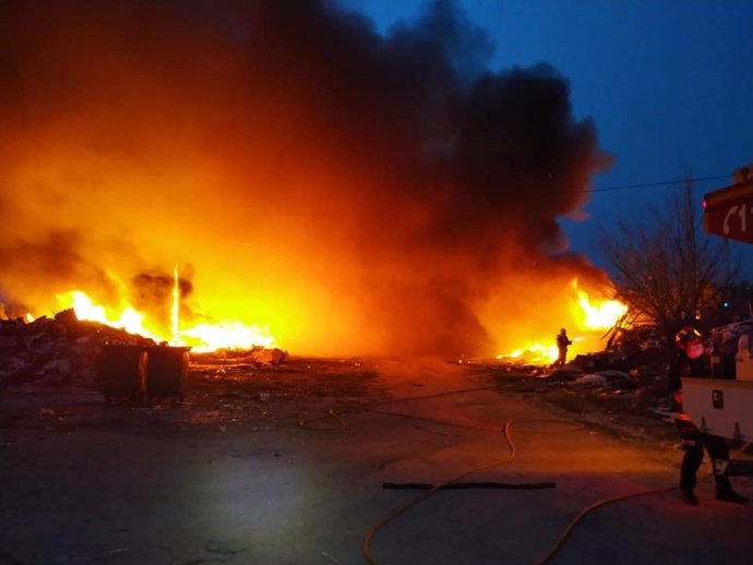 Fuego originado por la combustión de unos neumáticos en el Cerro de los Palos de Toledo