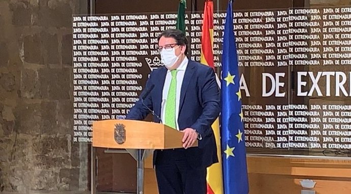 El vicepresidente segundo y consejero de Sanidad y Servicios Sociales, José María Vergeles, en rueda de prensa sobre la situación de la pandemia en Extremadura