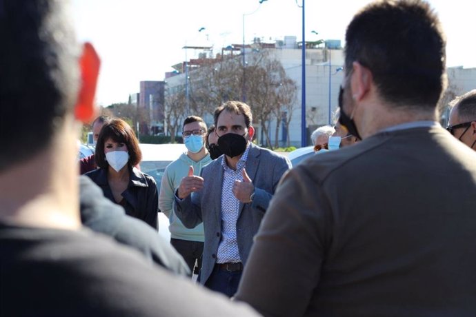 La secretaria general de Podemos Andalucía, Martina Velarde, y el coordinador de IU en Andalucia, Toni Valero, reunidos con taxistas en Sevilla.