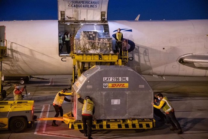 03 March 2021, Colombia, Bogota: Workers unload the shipment of the Pfizer/BioNTech COVID-19 vaccine at El Dorado Airport. Photo: ---/colprensa/dpa