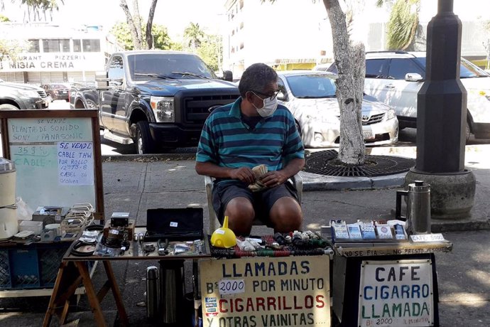 Archivo - Un vendedor en las calles de Venezuela.