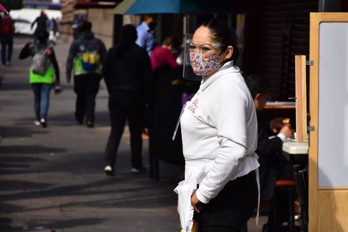 Archivo - Un trabajadora de la hostelería en Ciudad de México.