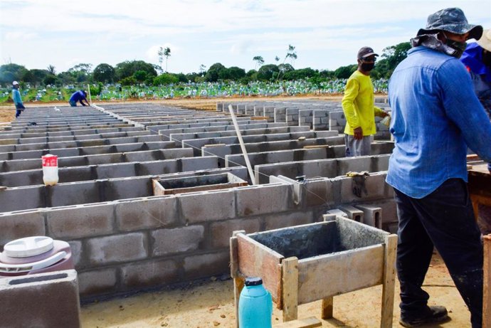 Construcción de nuevos nichos en un cementerio de Manaos.