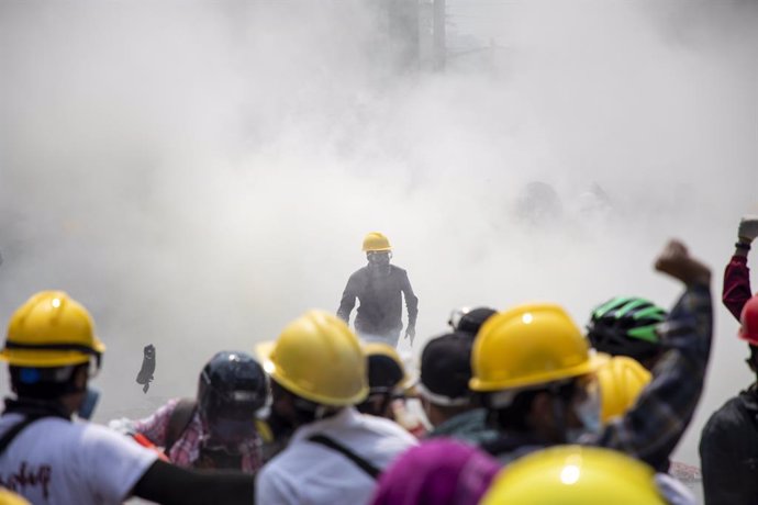 02 March 2021, Myanmar, Yangon: Protesters flee from tear gas fired by riot police officers on Insein street during a protest against the military coup and detention of civilian leaders in Myanmar. Photo: Thuya Zaw/ZUMA Wire/dpa