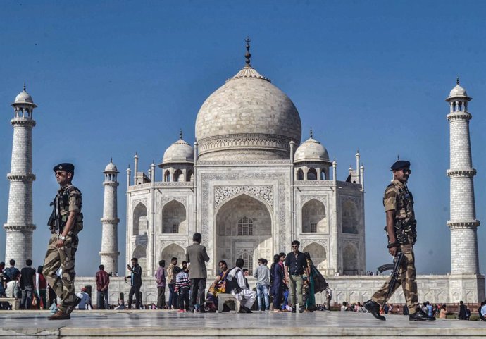 Archivo - 19 February 2020, India, Agra: Indian security personnel patrol the premises of Taj Mahal. Photo: Pawan Sharma/PTI/dpa